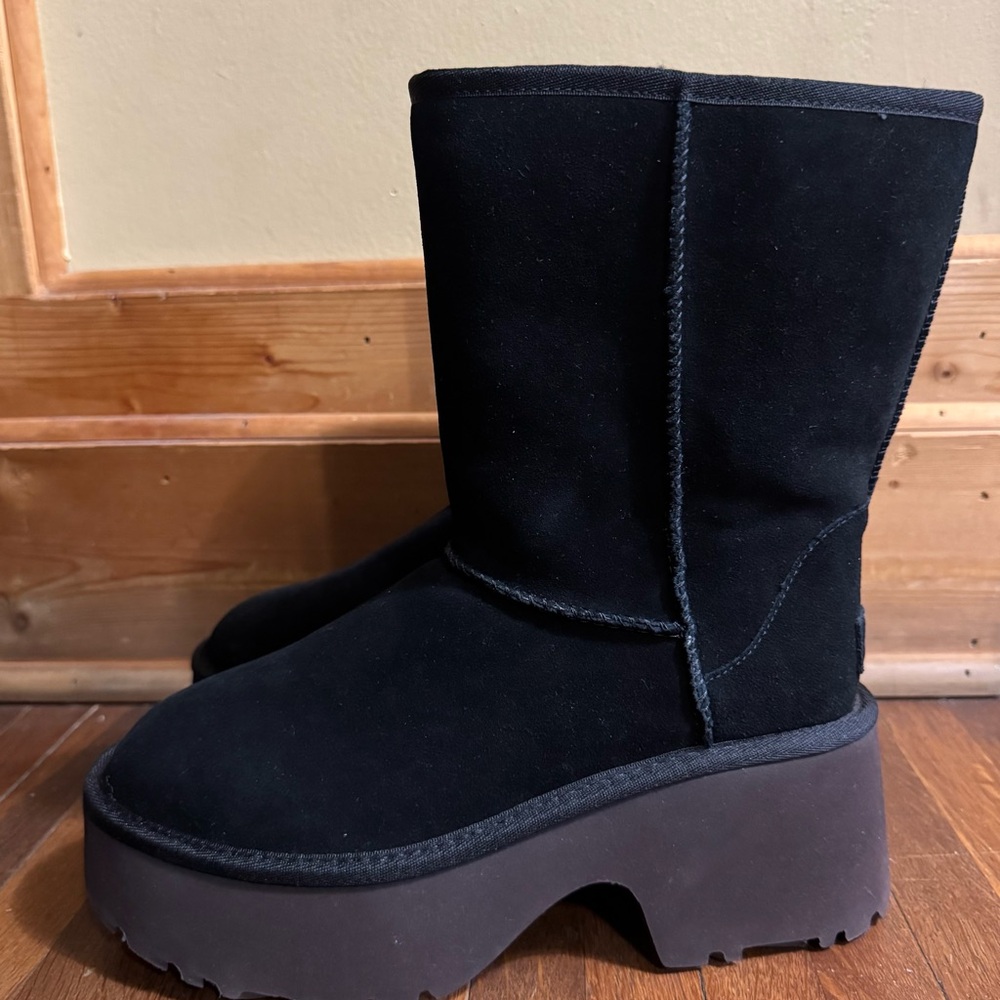 Women’s Ugg platform boots brand new size 9
